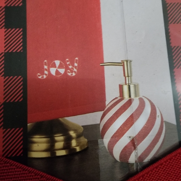 MISTLETOE FARMS Peppermint 3-Pc. Towel & Pump Set - Picture 4 of 7